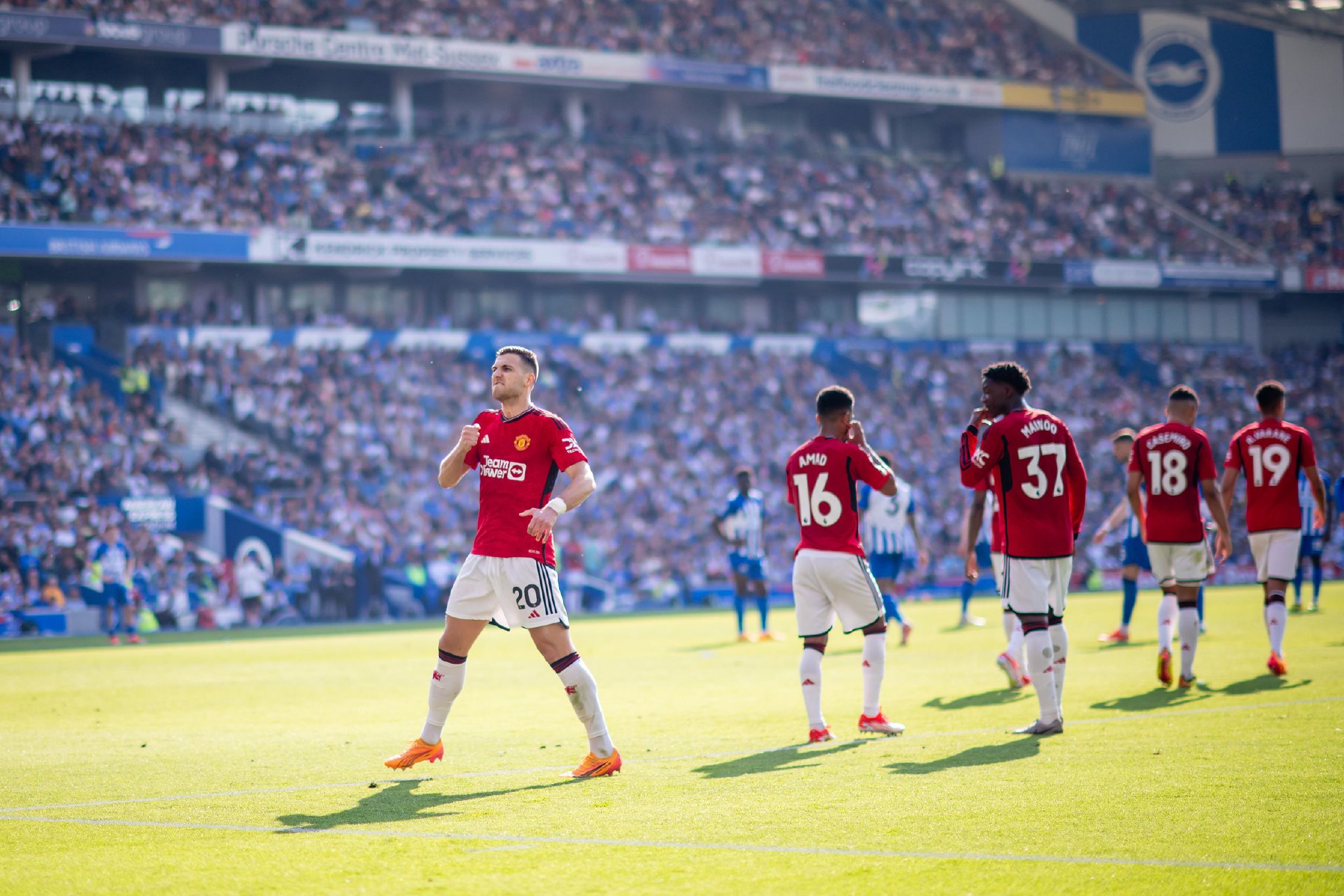 显得更为精 显得更为精